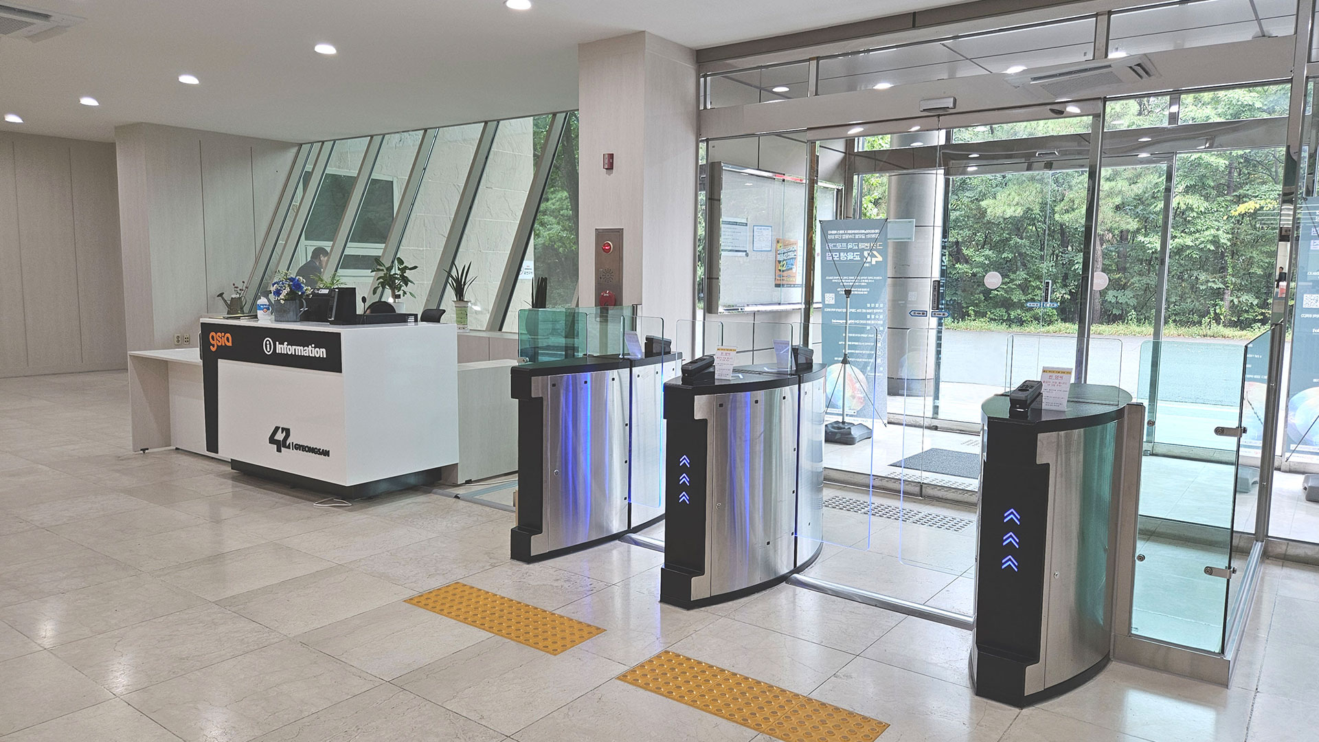 1층 보안게이트 및 안내데스크